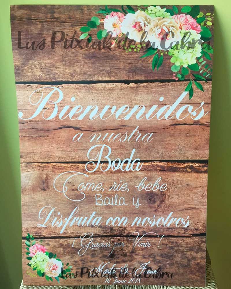Cartel bienvenidos con diseño de flores y madera para bodas