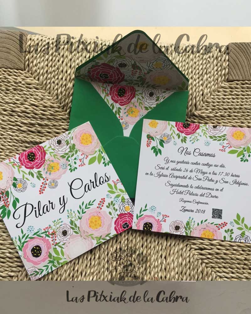 Invitación Cuadrada Pilar & Carlos de boda con flores y sobre forrado
