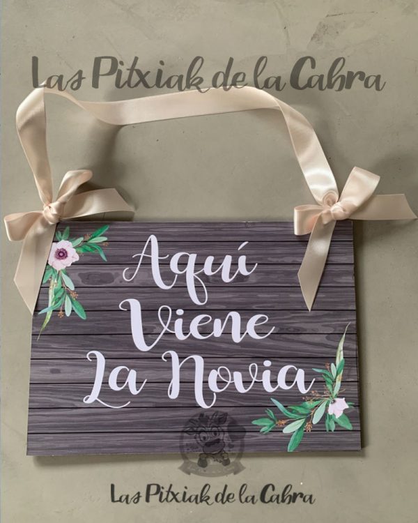 Aquí Viene La Novia Gris Con Flores Blancas Las Pitxiak De La Cabra