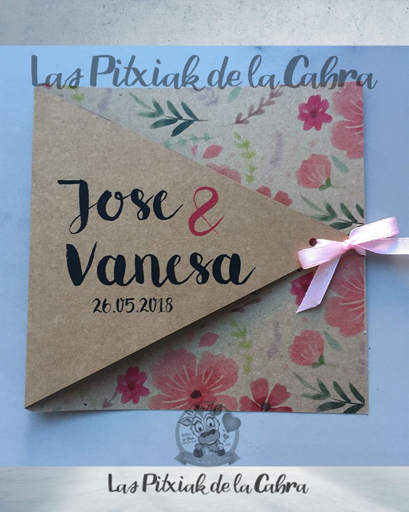 Invitaciones de boda en papel kraft con flores rosas